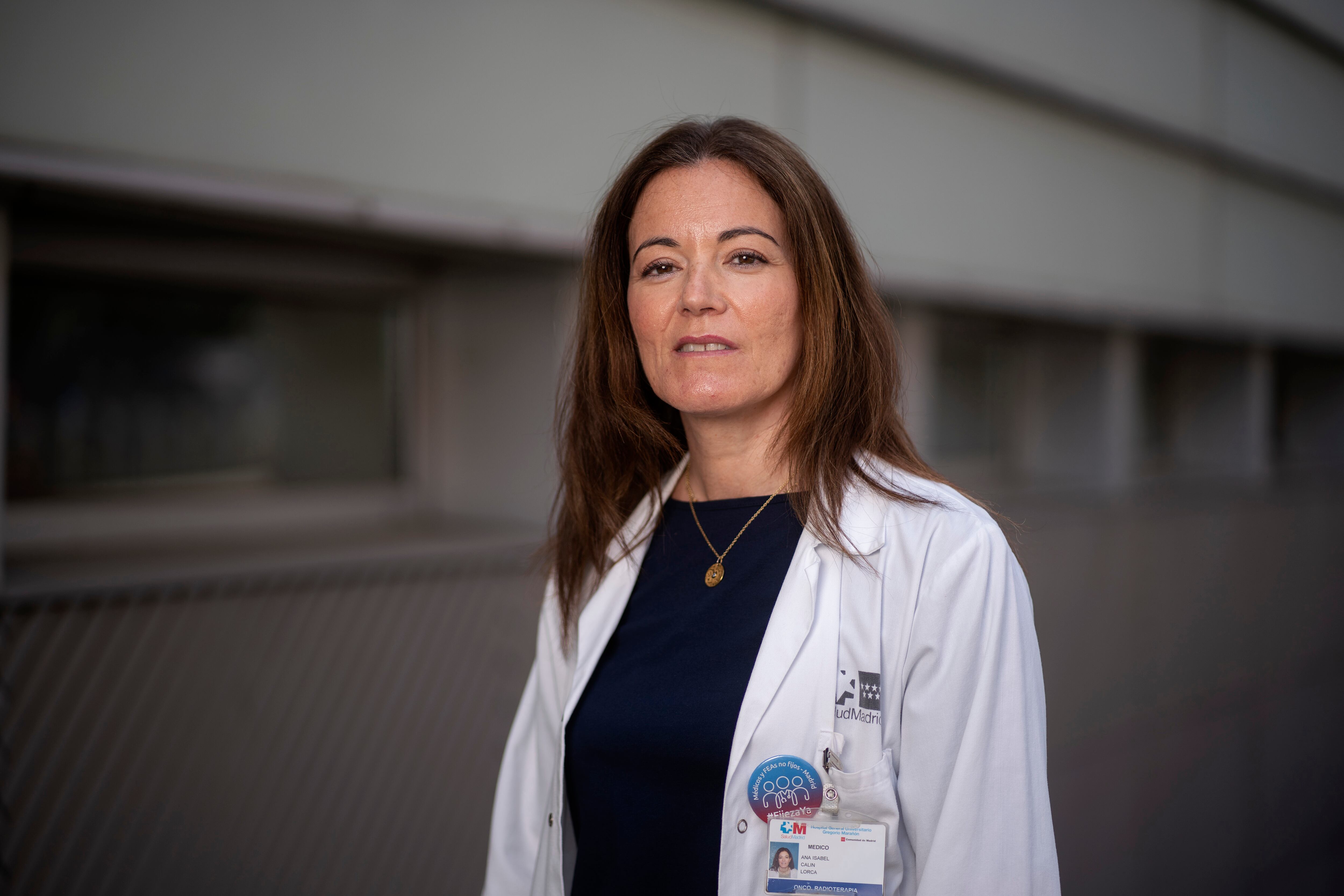 La doctora Ana Calín, en el exterior de las instalaciones del hospital Gregorio Marañón, Madrid. 