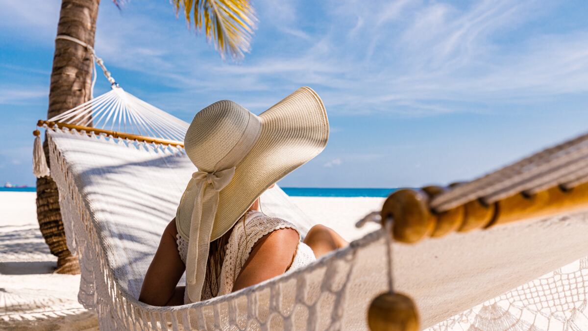 Tres accesorios que necesitas si no te gusta untarte de crema solar