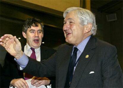 El presidente del Banco Mundial, James Wolfensohn, en primer término, junto al ministro británico Gordon Brown, ayer.