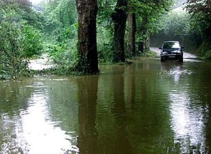 Imagen del río Pontones en Cantabria, desbordado por las fuertes lluvias.