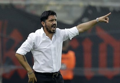 Gattuso da instrucciones en un partido de la liga griega.