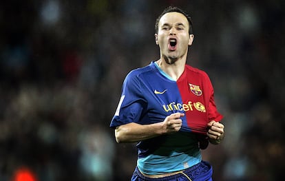 Iniesta celebra un gol en un partido contra el Sevilla, de 2009, en el Camp Nou.