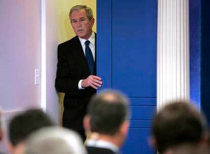 El presidente estadounidense, George W. Bush, al llegar a una rueda de  prensa ayer en Washington.