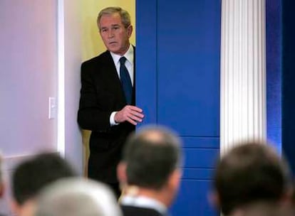 El presidente estadounidense, George W. Bush, al llegar a una rueda de prensa ayer en Washington.