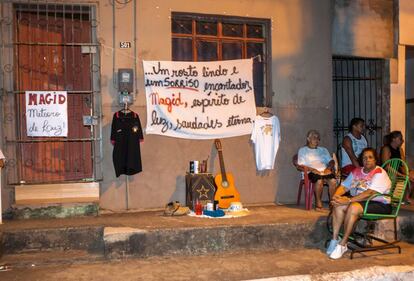 Objetos pessoais de Magid Elias Mauad França, 22 anos, um dos nove assassinados em quatro dias em Altamira (PA), foram colocados como homenagem e protesto diante da casa de sua família