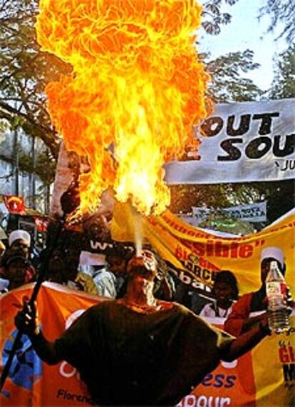 Marcha contra la esclavitud infantil ayer en Bombay durante la celebración del Foro Social.