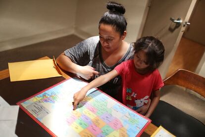 Heydi y su hija Mishel miran un mapa de los Estados Unidos mientras permanecen en un centro de acogida después de reunirse, en El Paso.