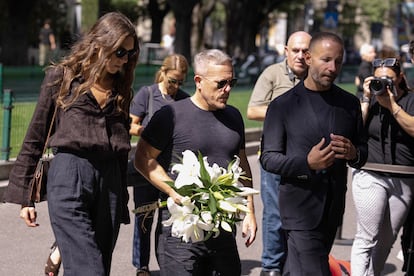 El fotógrafo Scott Schuman llega a la capilla ardiente, este sábado.