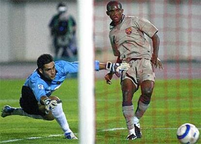 Eto'o, en el momento de anotar el tercer gol del Barça, el segundo de su cuenta ayer en Mallorca.