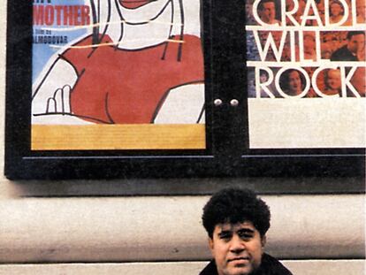 Pedro Almodóvar, junto al cartel de <i>Todo sobre mi madre </i> en un cine estadounidense. La cinta logró el Oscar a la mejor película extranjera.