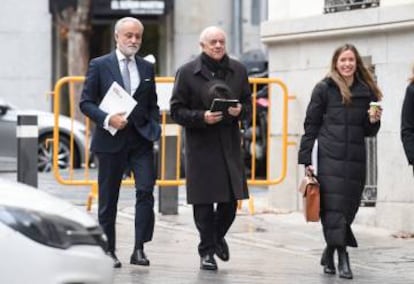 El expresidente del BBVA Francisco González llegando a la Audiencia Nacional con sus abogados.