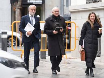 El expresidente del BBVA Francisco González llegando a la Audiencia Nacional con sus abogados.