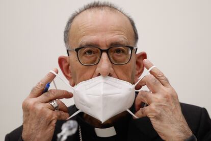 GRAFCAT8152. BARCELONA (ESPAÑA), 12/06/2020.- El arzobispo de Barcelona y presidente de la Conferencia Episcopal Española, el cardenal Juan José Omella, durante la rueda de prensa en la que ha explicado este viernes, el aumento de las personas que han entrado en situación de pobreza a causa de la pandemia de COVID-19 y ha presentado la memoria de Cáritas de Barcelona del año 2019. EFE/ Alejandro García