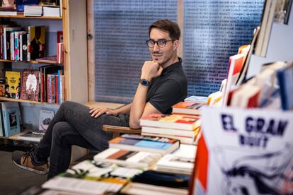 Sanchis en el interior de una librería valenciana.