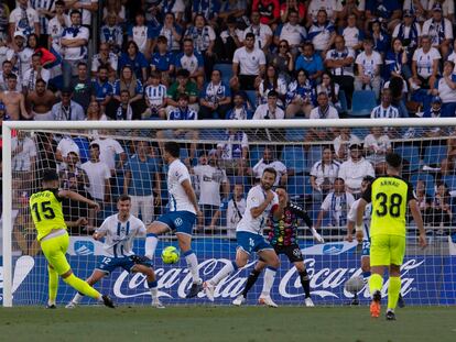 El defensa del Girona, Juan Pedro Ramirez Juanpe, golpea el balón ante los defensores del CD Tenerife en el lance que daría lugar al 0-1 visitante.