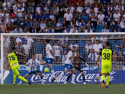 El defensa del Girona, Juan Pedro Ramirez Juanpe, golpea el balón ante los defensores del CD Tenerife en el lance que daría lugar al 0-1 visitante.