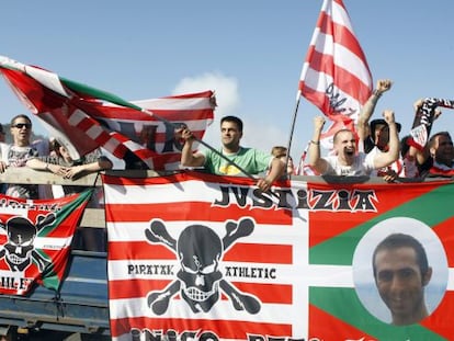 Athletic Bilbao fans see off their team at the Basque city’s airport on Thursday.