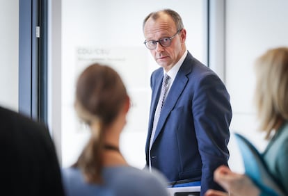 Friedrich Merz tras una rueda de prensa después de haber alcanzado un acuerdo sobre su gobierno de coalición en Berlín, este miércoles.