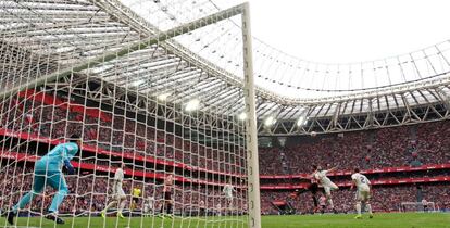 El jugador del Athletic de Bilbao Raúl García disputa un balón con Dani Carvajal del Real Madrid durante el partido correspondiente a la vigésimo octava jornada de LaLiga Santander disputado en el estadio de San Mamés.