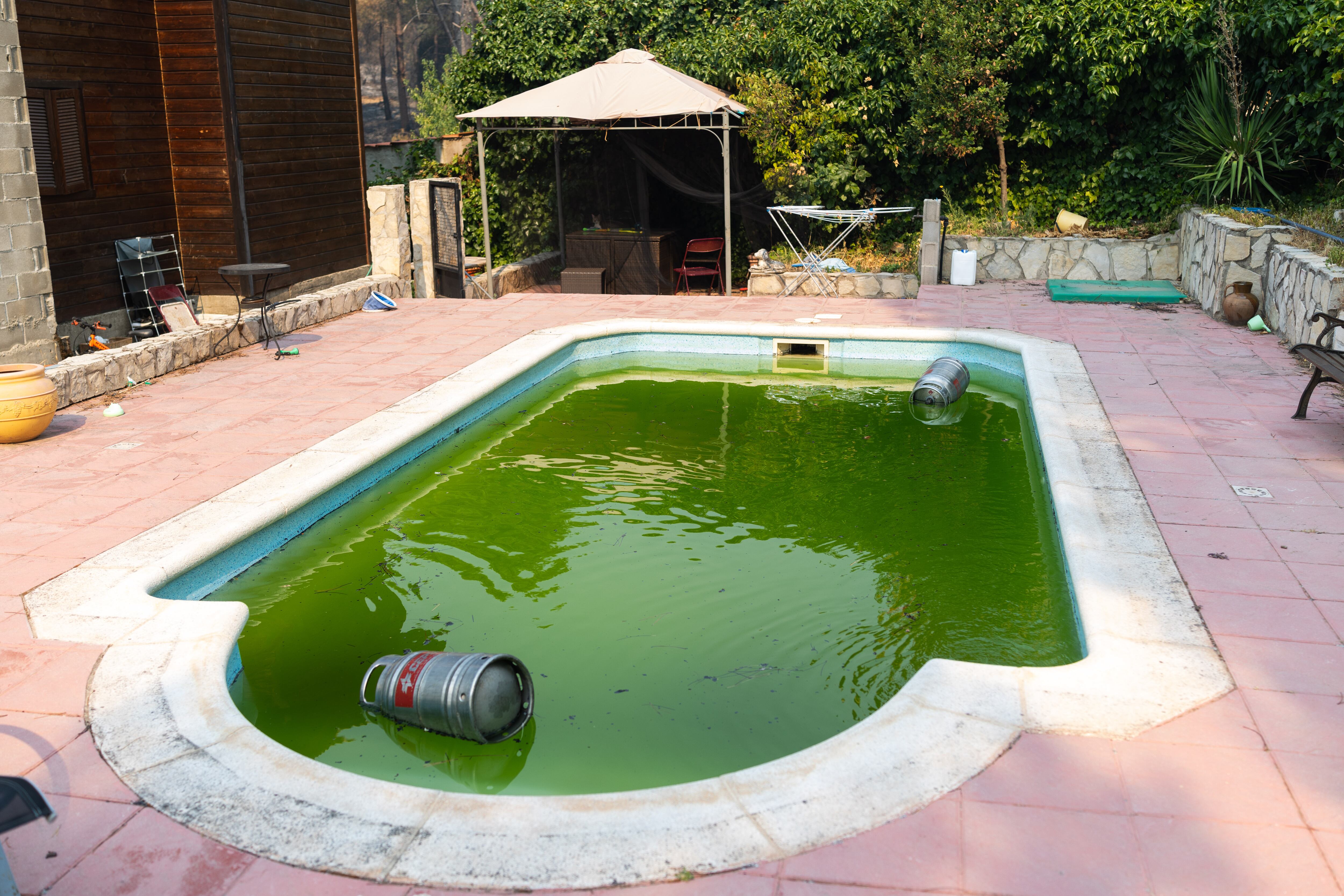 Bombonas de butano en la piscina de una de las casas de la urbanización La Atalaya, en el municipio de El Tiemblo.