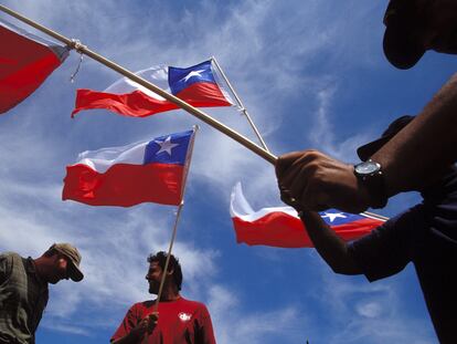 Un grupo de personas ondea banderas chilenas, en una imagen de archivo.