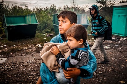 Dos niños refugiados en los alrededores de la estación de tren.