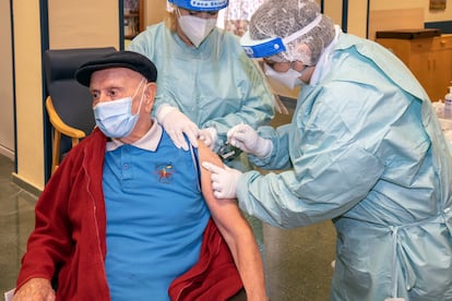 Un anciano es vacunado, el pasado 20 de enero.