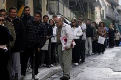 Desemplados hacen cola en una oficina del Servicio Nacional de Empleo para recoger cheques de ayuda, en Atenas. EFE/Archivo