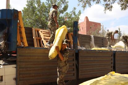 Reparto de ayuda humanitaria en Amizmiz, este martes.