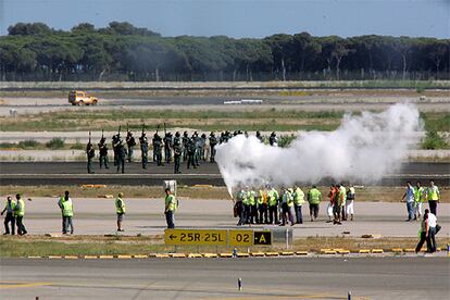 Antidisturbios de la Guardia Civil, ayer en las pistas del aeropuerto de El Prat, frente a los trabajadores de Iberia.