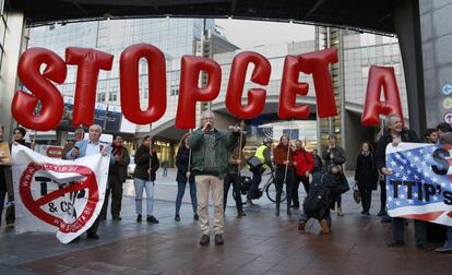 Manifestantes contra el CETA en Bruselas el pasado octubre.