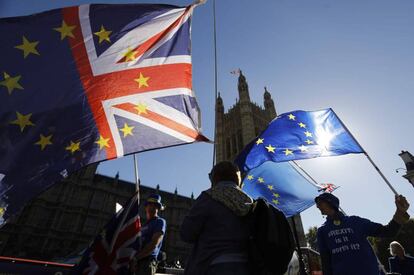 Banderas del Reino Unido y de la UE, frente a Westminster, en una manifestación en favor de la permanencia del país en la UE.