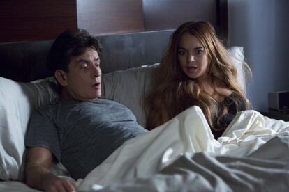 Charlie Sheen y Lindsay Lohan, en 'Scary movie 5'