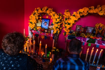 Una pareja se sienta frente al altar de muertos instalado en su casa, en Metlatónoc, Estado de Guerrero.