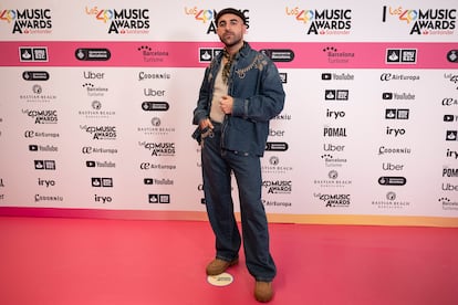 El cantante Nil Moliner, en la alfombra roja de la cena de nominados de Los 40 Music Awards celebrada en el museo marítimo.