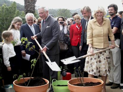 El príncipe Carlos y su esposa, la duquesa de Cornualles, ayer en Portugal.