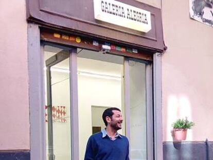 Sebastián Rosselló, en la puerta de la galería Alegría en Madrid.