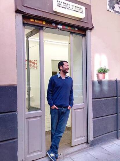 Sebastián Rosselló, en la puerta de la galería Alegría en Madrid.