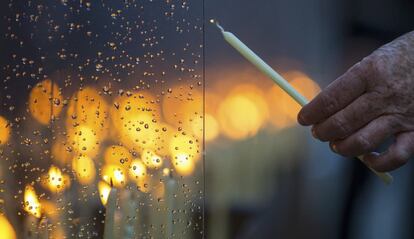 Un home encén una espelma durant la cerimònia commemorativa al memorial aixecat a Bernauer Strasse, a Berlín. La caiguda del mur de Berlín fa 26 anys va permetre que milers d'habitants de l'Alemanya de l'Est creuessin al Berlín Occidental.