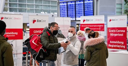 Viajeros en un centro de pruebas Covid, en el aeropuerto Duesseldorf (Alemania). 