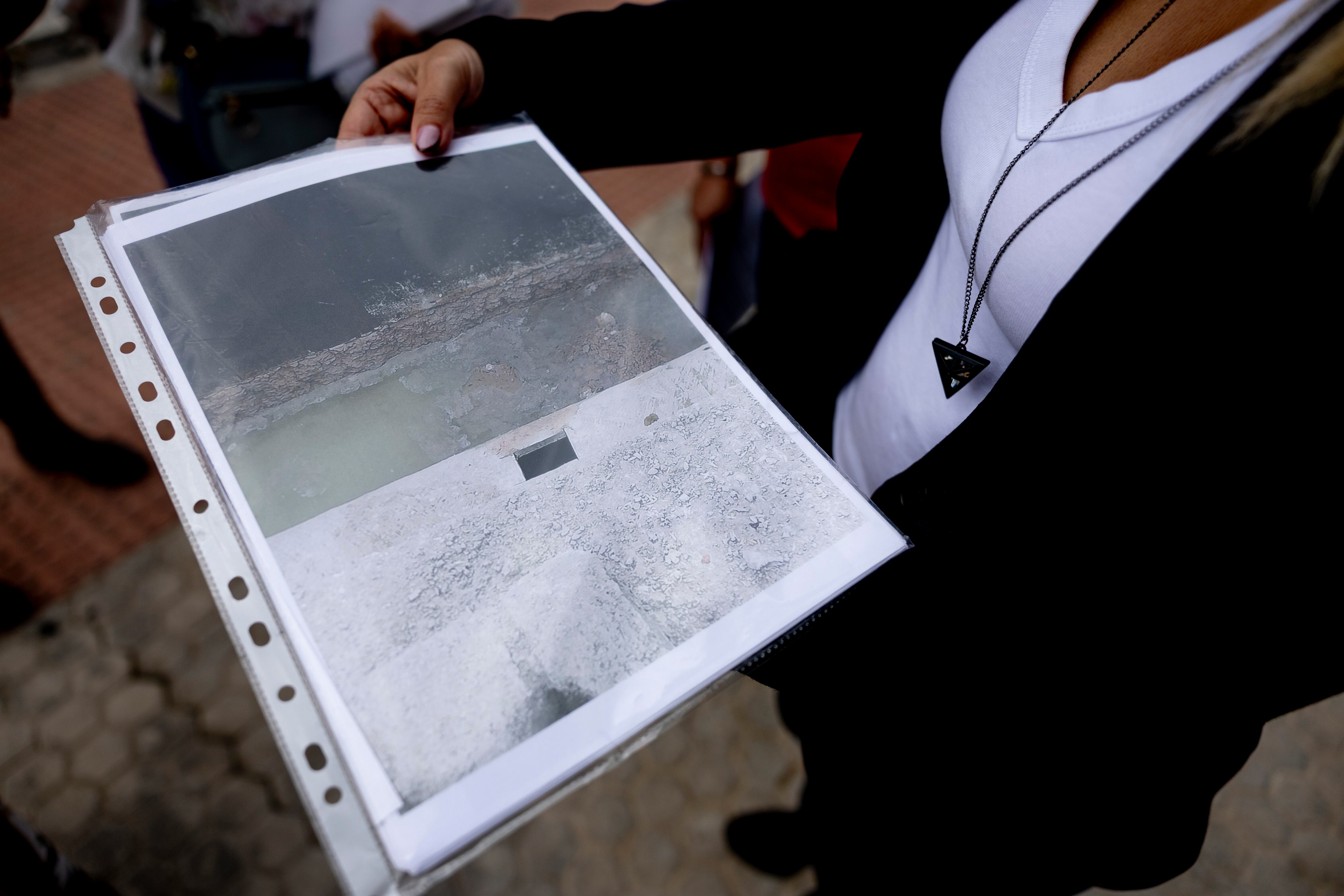 Una de las imágenes del colector que aporta la asociación para implicar a la empresa de aguas, Aljarafesa, en el proceso penal por el vertido de tóxicos. FOTO: PACO PUENTES (EL PAÍS)