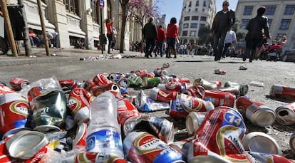 Basura acumulada tras la &#039;masclet&agrave;&#039; de este lunes en la plaza del Ayuntamiento de Valencia.