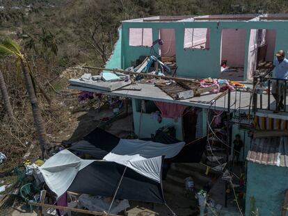 Un hombre en su casa destruida por el huracán 'Otis’, en el estado de Guerrero (México) el 1 de noviembre de 2023.