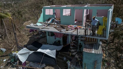 Un hombre en su casa destruida por el huracán 'Otis’, en el estado de Guerrero (México) el 1 de noviembre de 2023.