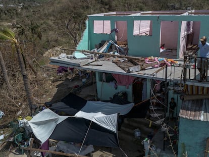 Un hombre en su casa destruida por el huracán 'Otis’, en el estado de Guerrero (México) el 1 de noviembre de 2023.