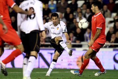 Jonas dispara a puerta en la accin que supuso el gol del triunfo del Valencia.