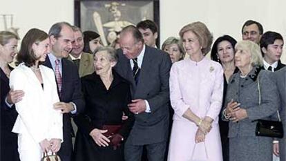 Los Reyes y Manuel Chaves, con la familia Picasso (Christine Ruiz-Picasso, al lado del Rey), ayer en Málaga.