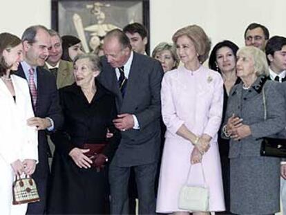 Los Reyes y Manuel Chaves, con la familia Picasso (Christine Ruiz-Picasso, al lado del Rey), ayer en Málaga.