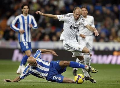 Manuel Pablo le arrebata el balón a Robben.