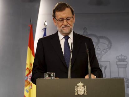 Rajoy lee una declaración institucional por el Brexit.